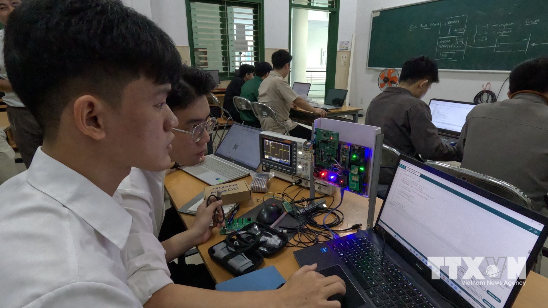 Hệ thống phần mềm mô phỏng dây chuyền sản xuất hiện đại giúp sinh viên tiếp cận quy trình vận hành nhà máy ngay trên máy tính. (Ảnh: Xuân Quý/TTXVN)